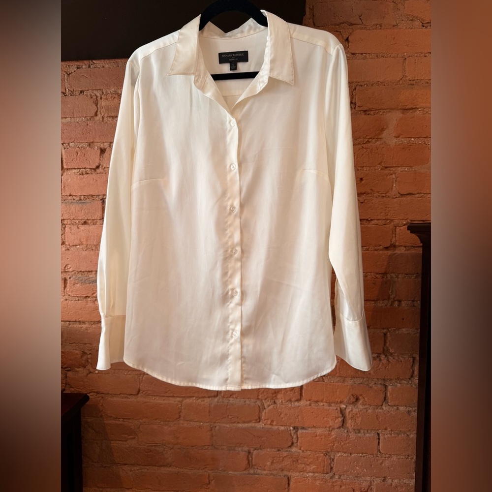 Banana Republic Factory Satin Classic Fit Button Down: Large